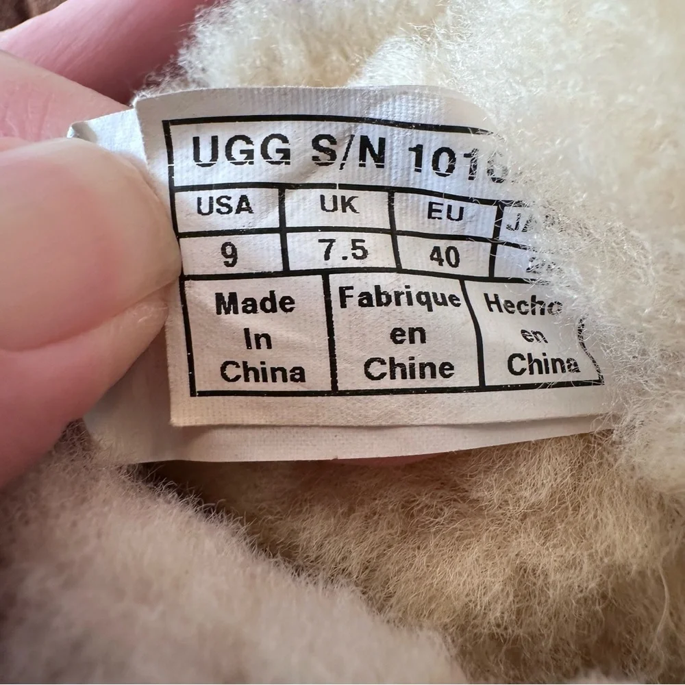UGG Women's Classic Short II Tan Size 9 - Picture 7 of 7